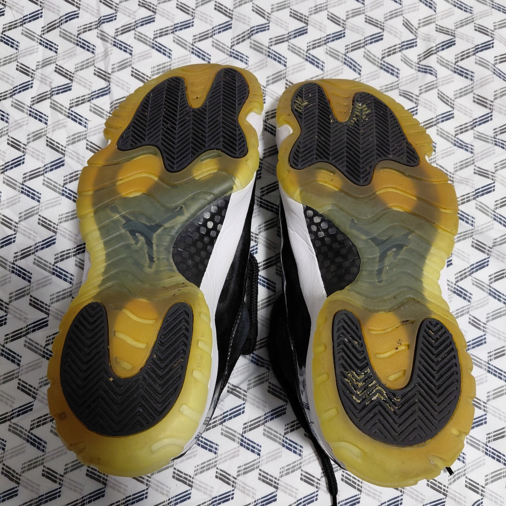 Jordan Black and Yellow Sneakers - Picture 4 of 8